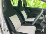 前席は白と黒の配色で、車内に明るさと落ち着きを感じさせる空間です。運転席と助手席が並び、窓から外を確認しやすい視界も魅力。乗り降りの際もシートまわりを見渡しやすくなっています。