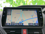 道路や周辺施設が画面に表示され、現在地を地図上で確認できます。目的地設定や表示切替にも対応しており、初めての場所へ向かう際の道案内に役立ちます。