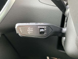 【 アダプティブクルーズコントロール 】設定した速度で前方車両に追いつくと、安全な車間距離を自動で調整して前方車両を追従します。長距離ドライブでの疲労を軽減する大変重宝する機能です。