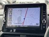 地図表示に加え、画面周囲には操作ボタンや音量つまみを配置。目的に応じて機能を選びやすく、日々の移動をサポートするナビ・オーディオです。