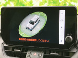 車両を上から見た表示で周囲の位置関係を確認でき、駐車時の安全確認に役立ちます。画面で周辺の状況を把握しやすく、車庫入れや狭い場所での取り回しをサポートします。