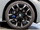【BMWアロイホイル】軽量かつ強度に拘ったアロイホイル。走行性能ポテンシャルを引き出す設計。車の足元を引き締めてくれる大きなポイントはアロイホイルです。