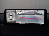 【360&deg;ビュー・モニター】専用カメラにより上から見下ろしたような視点で360度クルマの周囲を確認することができます。駐車が苦手な方でも縦列駐車や幅寄せ時に活躍してくれます。