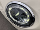 【LEDヘッドライト】先進のテクノロジーを採用し、照射される白色光の周波特性は太陽に近く、自然な明るさで夜道を明確に照らし出します。夜間はもちろん悪天候の日中でも優れた視認性を発揮し、安全性を高めます。