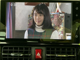画面にテレビ番組を表示でき、停車中の休憩時間などに映像を楽しめます。画面が見やすい位置にあり、日常の待ち時間にも活用しやすい装備です。