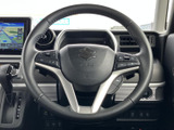 手元にボタン類がまとまり、運転姿勢を大きく変えずに各種操作を行いやすい配置です。握りやすい形状で、メーターや前方を確認しながら使えるため、日々の運転をサポートします。
