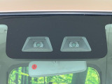 【スマートアシスト】走行中に前方の車両等を認識し、衝突しそうな時は警報とブレーキで衝突回避と被害軽減をアシスト。より安全にドライブをお楽しみいただけます。