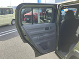 後席からも窓越しに外の景色を楽しめ、開放感のある室内です。ドア内側には手を掛ける部分と収納スペースを備え、乗員が過ごす際にも使い勝手に配慮されています。