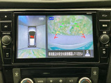後退時に車両後方の映像とガイドラインを画面で確認でき、周囲の安全確認をサポートします。上から見た車両周辺の表示もあり、駐車時の状況把握に役立つ便利な装備です。