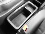 ★センターコンソールボックス★車内の小物や荷物をすっきり整理でき、必要な物をすぐ取り出せます。散らかりを防ぎ、日常使いからお出かけまで快適な車内空間を保ちます!