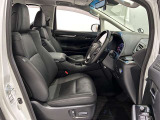 運転席・助手席ともシートヒーター&クーラー付きで快適に過ごせます!またパワーシートで微妙なポジション調整も可能です!