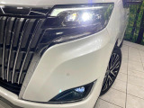 【LEDヘッドライト】悪天候や夜間走行時も良好な視界を確保し安心して運転できる高輝度LEDヘッドライトを装備!点灯速度が早く、消費電力も抑えられています。