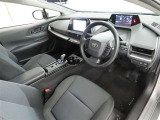 シンプルで使いやすいデザインの運転席です。