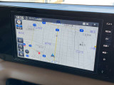 【日産純正の大画面ナビゲーション!】遠くへのお出かけする際の心強い味方です!自車位置の確認はもちろん、Bluetooth接続や機能も充実。大きな画面で各操作もしやすく安心です。