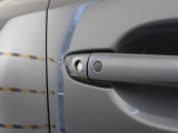 アドバンストキーを携帯しているだけで、ドア、トランクの施錠/開錠が行えます。雨の日や荷物で手が塞がっている時に、特に助かる快適な装備です。