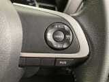 前方の車との車間を設定し、スピードを上げたり緩めたりを自動で行ってくれる追尾式の「レーダークルーズ」。上級装備の一つです!高級車にしかつかない嬉しい機能です。