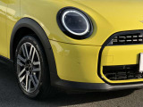 アダプティブLEDヘッドランプは、「MINIクーパー」全車に共通する標準装備のアイテム。デイタイムランニングランプは「Classic」、「Favoured」、「John Cooper Works」の3種類から、点灯形状を選択できる。