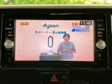 テレビ番組を画面に表示でき、停車中の待ち時間にも映像を視聴して過ごせます。現在選択されている番組の情報も画面上で確認でき、日常のひとときに活用しやすい装備です。