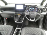 運転席からの視界はこんな感じです☆お気軽にご来店いただき、実際に座って是非お確かめください。ドライバーに寄り添う快適な操作フィールをもたらすステアリングです。
