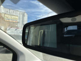 ルームミラーの左側に助手席側の足元が映し出されます。