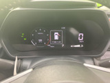 速度やシフト位置などをひと目で確認できる表示に加え、車両情報も見やすくまとめられています。運転中に必要な情報を把握しやすく、日々のドライブをサポートする装備です。