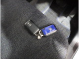 リモコンキーを取り出さなくてもエンジンのON/OFFやドアの開錠・施錠がスイッチ一つで行えるスマートキーです♪