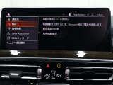速度やナビゲーションなどドライビングに必要な情報をヘッドアップディスプレイに表示。視線を大きく動かす事なく必要な情報を確認出来る為運転への集中を自然にサポートします。安全面を考慮したテクノロジーです。