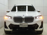 一目でBMWと解る存在感。象徴的なキドニーグリルを中心にシャープなヘッドライトと力強い表情が融合。スポーティーさとエレガンスを兼ね備えたBMWならではのフロントフェイスです。