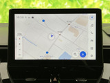 現在地を地図上で確認でき、周辺の道路や地名も見渡せます。縮尺の表示もあり、目的地までの道順を調べたい時や、慣れない場所での移動をサポートします。