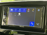 ラジオやディスク、Bluetooth、USBなど複数の音源を画面から選べる仕様です。表示を見ながら使いたい機能を確認でき、移動中の音楽やラジオを楽しむ際にも便利にお使いいただけます。