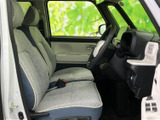 明るい色合いのシートとドアまわりで、運転席まわりも開放的な雰囲気です。窓から外の様子を確認しやすく、座面や背もたれの形状も見ていただけます。