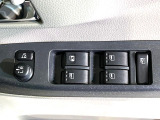 【電動格納ミラー】サイドミラーは電動格納式となっており、狭い駐車場でもキズがつくリスクを抑えられます。