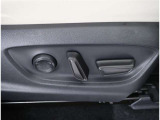 パワーシート搭載。微妙な調整が手軽にでき、お客様にピッタリのポジションで運転することが可能です。