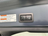 電動式バックドアです。 荷物を持ったままでもボタン一つで自動的に開け閉めできるので便利ですよ。 挟み込み防止機能も付いていますのでお子様の手や荷物を挟み込むのを防いでくれますよ。