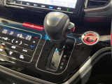 インパネシフトだから視線の移動も少なく足元もスッキリ♪運転席もゆったりしているのでゆとりを持ってドライブできますね!