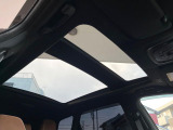 【ガラスルーフ】ガラスルーフ搭載で車内の解放感が一気にアップ!開放的なドライブをお楽しみいただけます。
