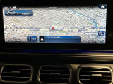 美しいグラフィックによる地図表示、ETC2.0対応VICSの広域渋滞情報を考慮したルート案内が可能。高精細ワイドディスプレイの美しい地図表示。更に、ITSスポットやVICSサービスで、より正確な渋滞情報が確認可能。