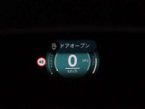 ヘッドアップディスプレイは視認性が非常に良く、運転時の視線を逸らさず様々な情報の確認が行えます。
