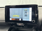 パノラミックビューモニターを装備。駐車場や交差点でクルマを真上から見るように周囲を確認できます。機能の詳細は販売店スタッフまでおたずねください。
