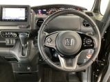 【ハンドル】運転にかかわる様々な操作を安全に行えるように視点移動が少なく操作性に配慮されたスイッチ類が凝縮されたコックピットです。