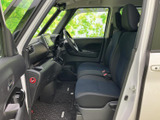 前席は座面が広く、ゆったりと腰掛けやすい印象です。運転席から前方を見渡しやすく、室内はすっきりとまとまっているため、日々の移動も落ち着いてお使いいただけます。