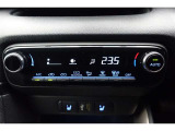 ★エアコンはオートタイプが装着済みです!オートモードにしておけば、車内温度を設定するだけで風の料や吹き出し口の切り替えを機械が行ってくれます!一年中快適な環境を作れますよ♪