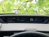 速度や走行に関する情報が正面に集まり、運転中も必要な表示を確認しやすいレイアウトです。視線の移動を抑えながら状況を把握しやすく、日々の運転を支えます。