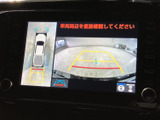 後方の映像に加えて車両周囲の状況も画面で確認でき、駐車時の周囲確認をサポートします。ガイド表示も備わり、車庫入れや切り返しに便利です。