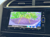 後方の様子を画面で確認でき、駐車時の周囲確認をサポートします。目安となるガイド線も表示されるため、車庫入れや狭い場所での切り返しに役立つ便利な装備です。
