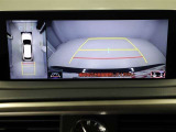 パノラミックビューモニターを装備。駐車場や交差点でクルマを真上から見るように周囲を確認できます。機能の詳細は販売店スタッフまでおたずねください。