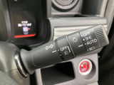 レバーに表示があり、運転席から位置や操作内容を確認しやすい仕様です。周囲の状況に目を配りながら扱いやすく、交差点での進路変更や夜間の運転など、日々の走行をサポートします。