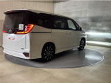 LEDヘッドランプです。十分な明るさを保ちつつも消費電力が少なく、バルブ寿命も長いのが特徴です。瞬時にMAXの光量を発揮するのもLEDならではです。☆LEDフォグランプも装備☆
