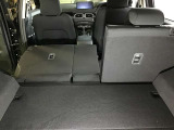 後部座席を倒すとかなりの広さがあり大きな荷物もラクラク積めますよ!