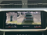 【 サラウンドビューカメラ 】車両の4つのカメラから得た映像を合成し、上空から眺めているような映像をモニターに映し出します。車両周辺の歩行者や障害物などの発見に役立ちます。